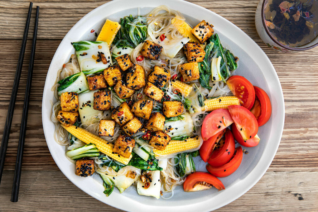 <650kcal: Sesam-Tofu auf Glasnudeln mit Babymais und Pak Choi