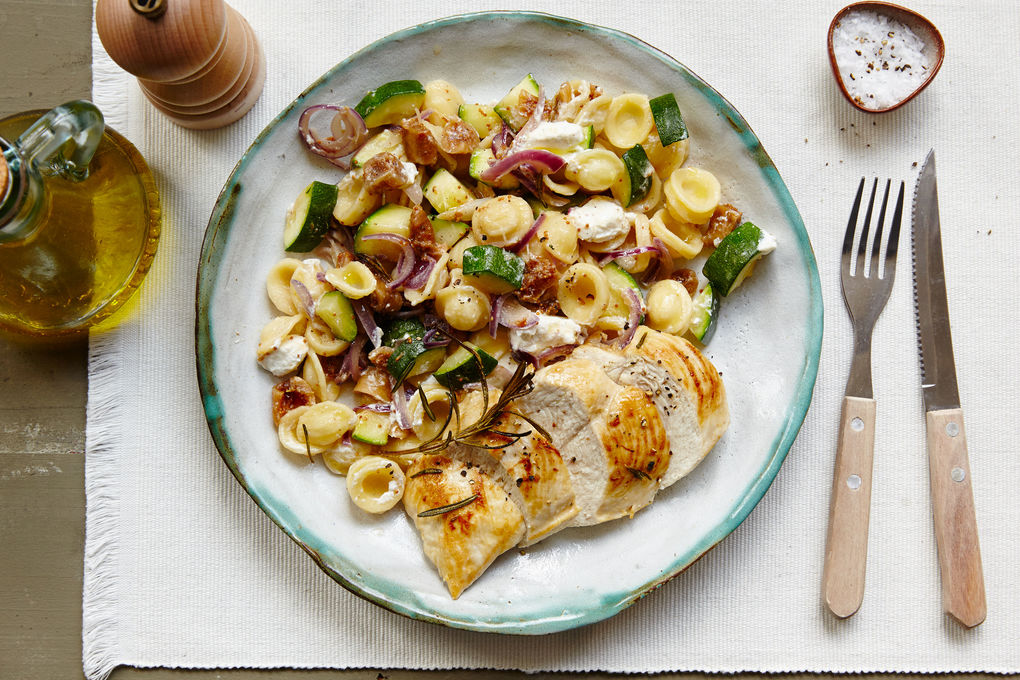 Rosmarin-Huhn mit Feigen-Pasta und Bratzucchini