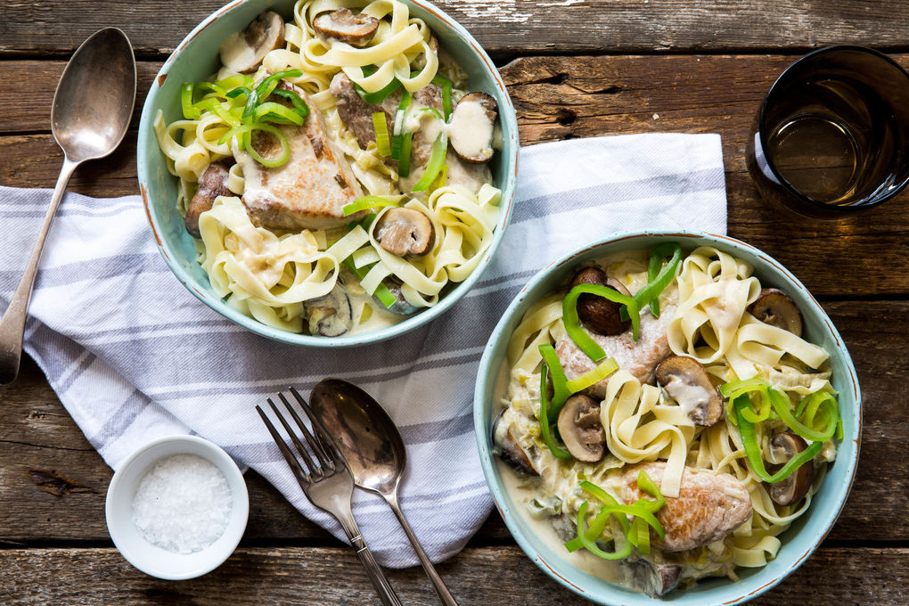 Cremige Champignon-Tagliatelle mit Schweinerückensteak und Lauch