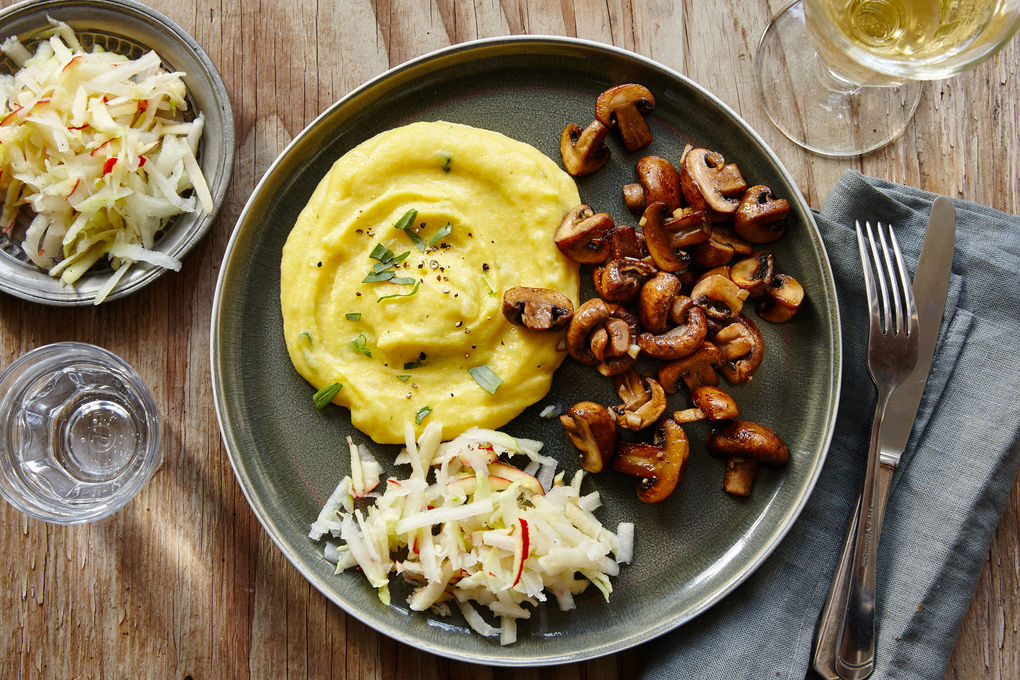 Knoblauch-Pilze mit Käse-Polenta und Kohlrabi-Salat
