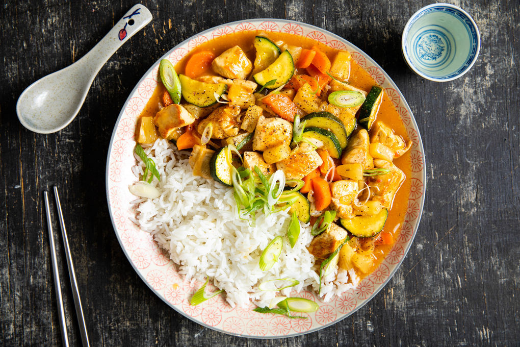 Asia-Hühnchen süß-sauer mit knackigem Gemüsemix und Ananas