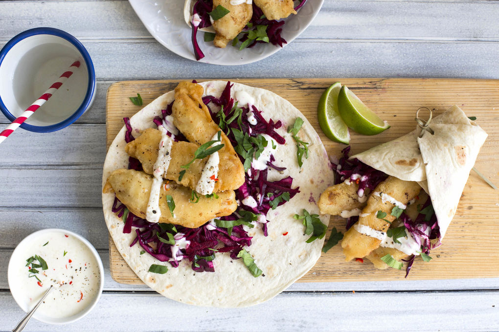 Mexikanische Chicken-Wraps mit Limetten-Chili-Mayo und Rotkohl