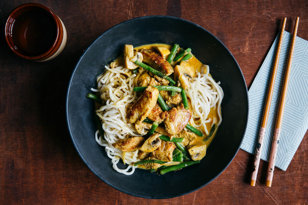 Thailändisches Hähnchencurry mit Bohnen, Pilzen und Mie-Nudeln