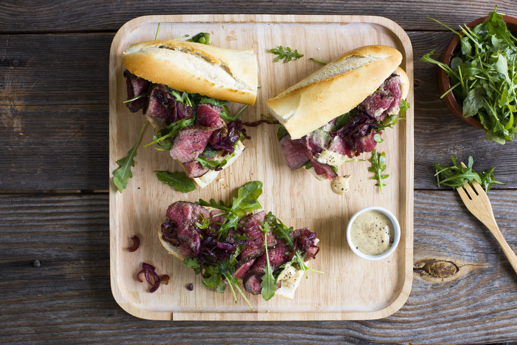 Saftiges Roastbeef-Sandwich mit karamellisierten Zwiebeln