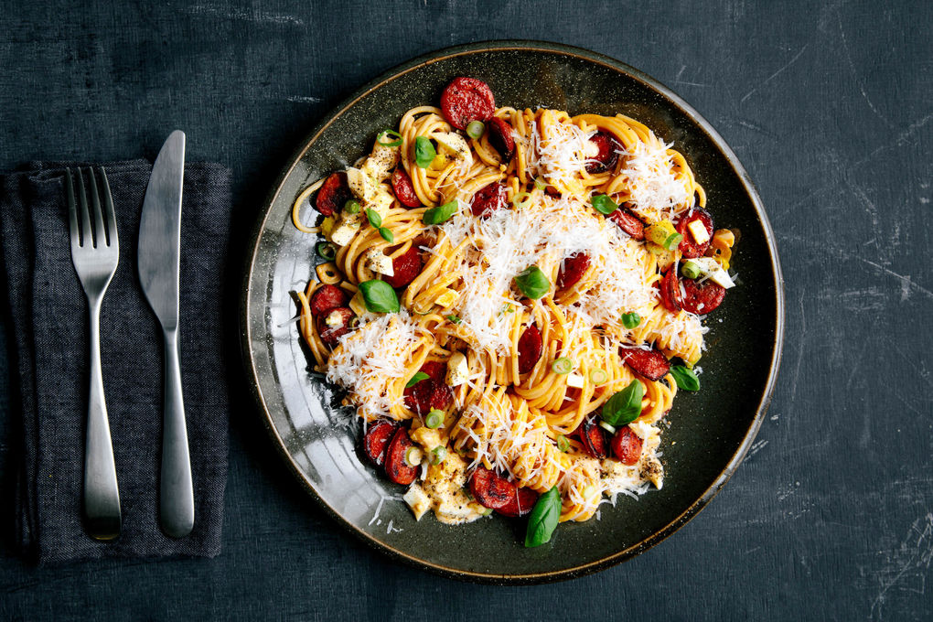 Schnelle Chorizo-Spaghetti mit Frischkäse und hartgekochtem Ei