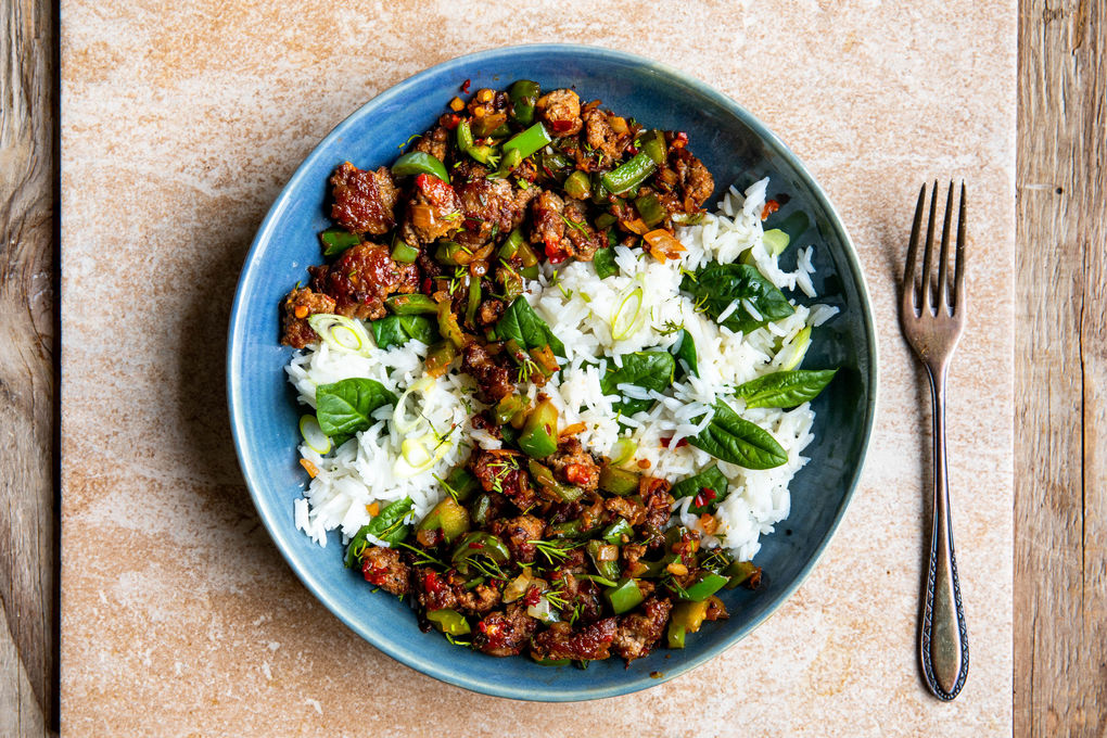 Kräuter-Lammhack-Pfanne mit Paprika auf Spinat-Basmati