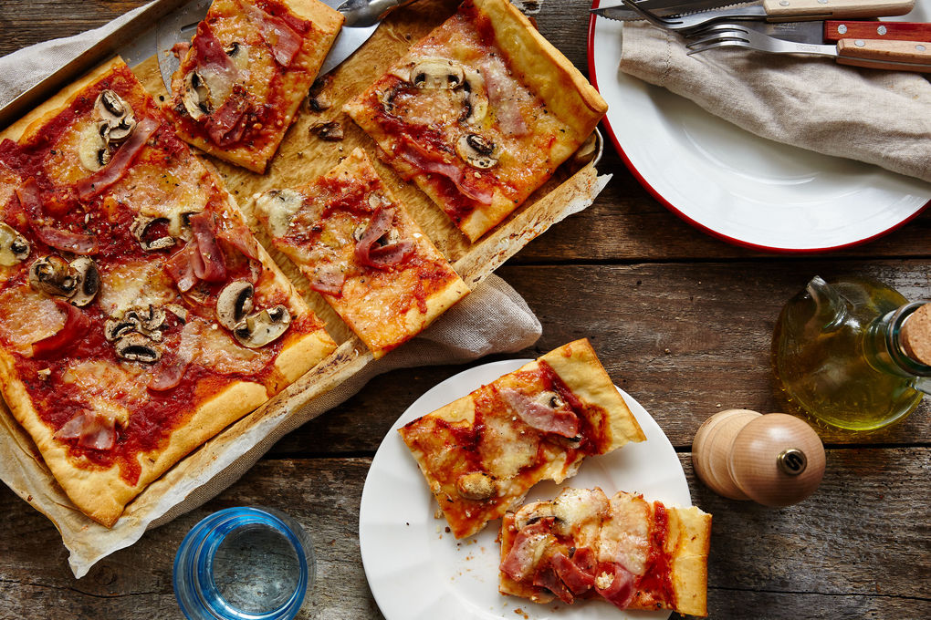 Pizza Margherita mit Champignons und Kochschinken