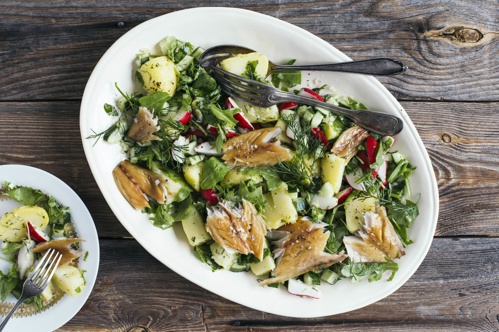 Geräuchertes Makrelenfilet auf buntem Kartoffel-Rucola-Salat