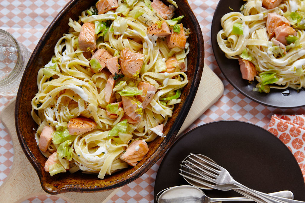 Italienische Tagliatelle mit cremiger Lachssauce und Spitzkohl