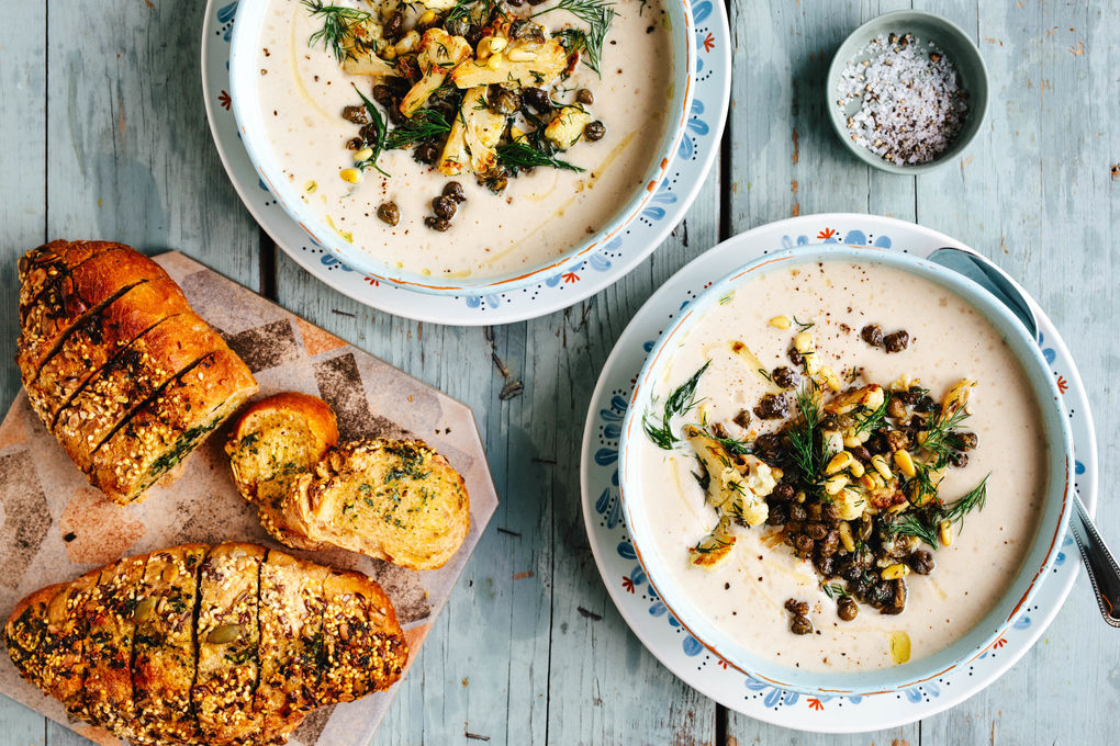 Blumenkohl-Pinienkern-Suppe mit Kapern, dazu Knoblauchbaguette