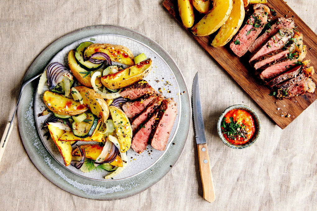 Roastbeef mit Paprikarelish auf mediterranem Ofengemüse