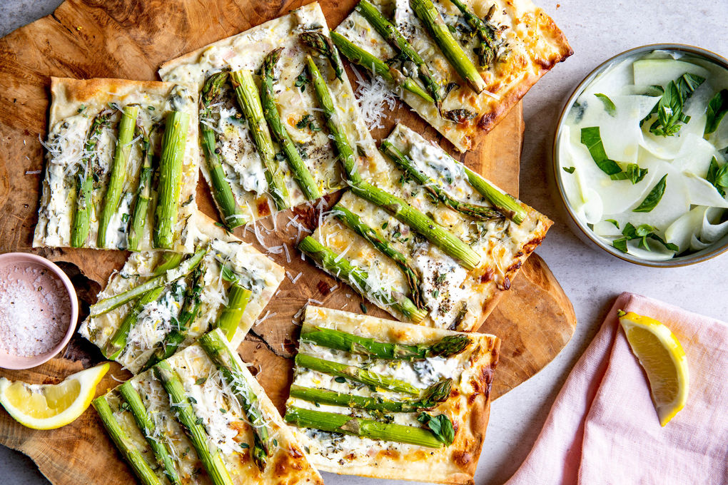 Flammkuchen mit grünem Spargel dazu Kohlrabi-Basilikum-Salat