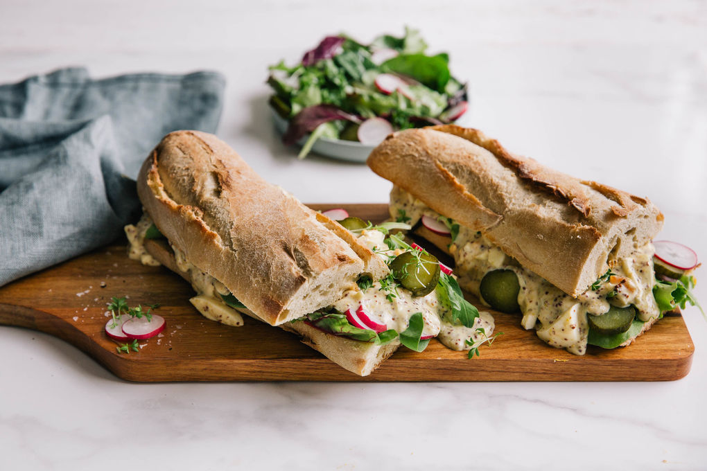 Englisches Sandwich mit Ei und Radieschen-Gurken-Salat