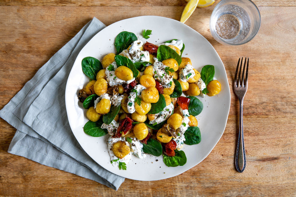 Knusprig gebackene Gnocchi mit gegrillter Paprika und Petersilie