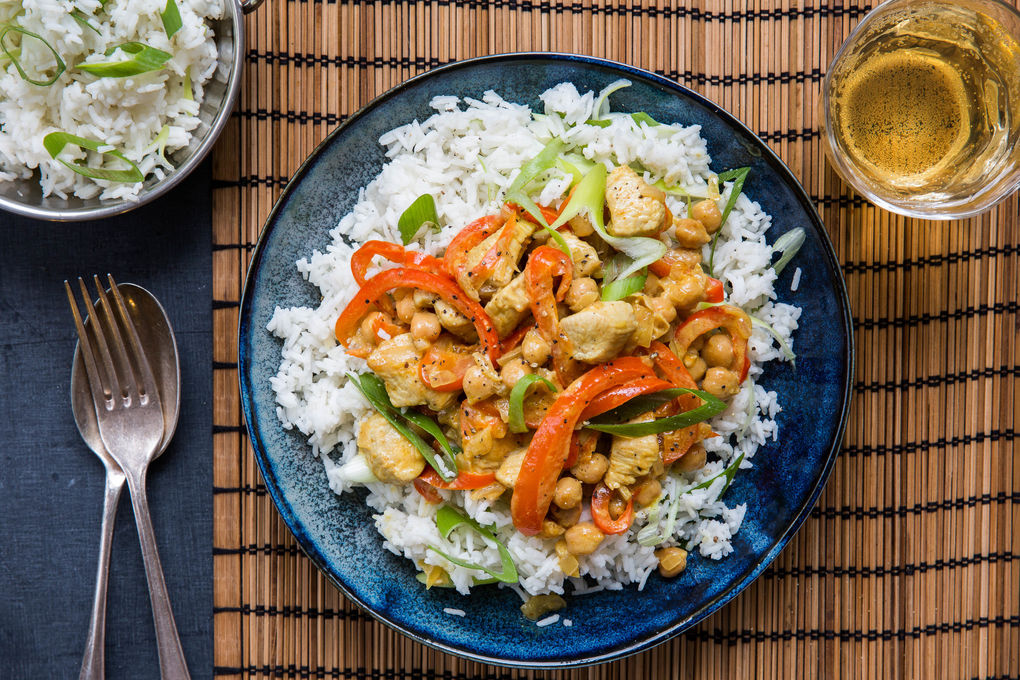 Indisches Hähnchencurry mit Paprika, Kichererbsen und Reis
