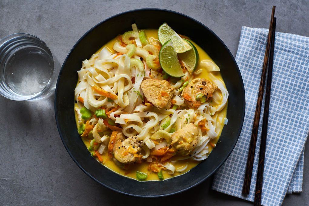 Asiatische Hühnchensuppe mit Reisbandnudeln und Kokosmilch