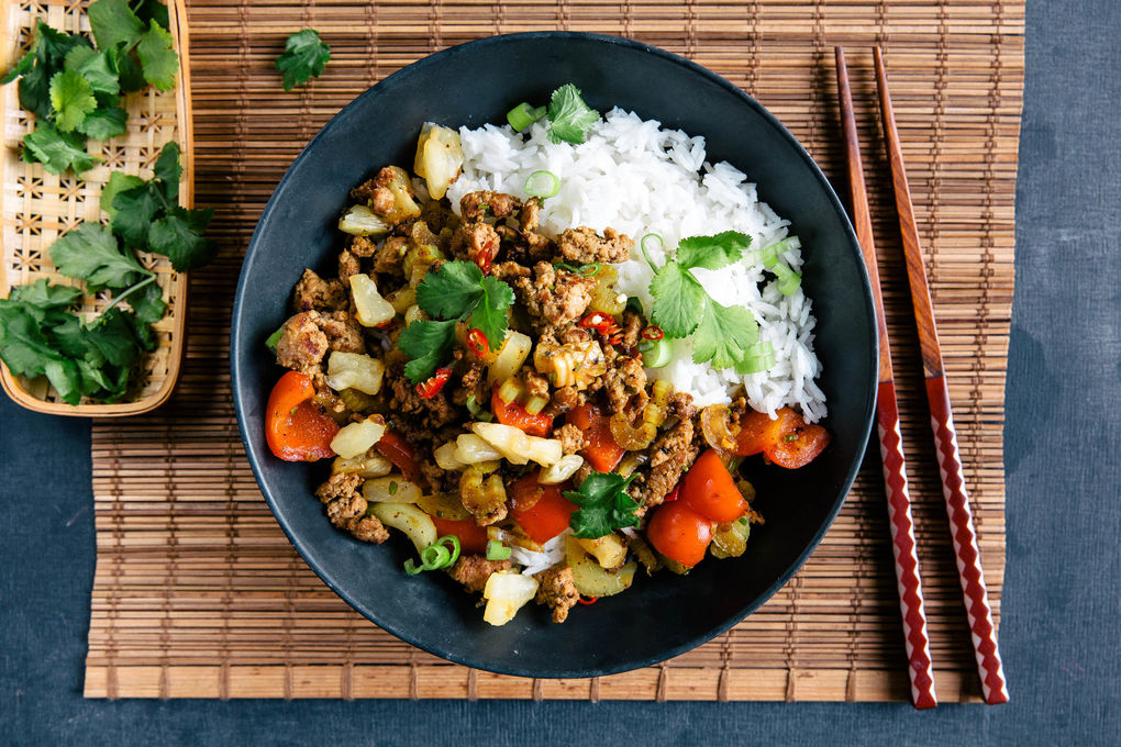 Schnelle Thai-Hackpfanne mit Ananas und Jasminreis