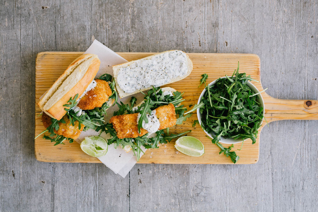 Backfisch-Baguette mit Salat und Limettencreme