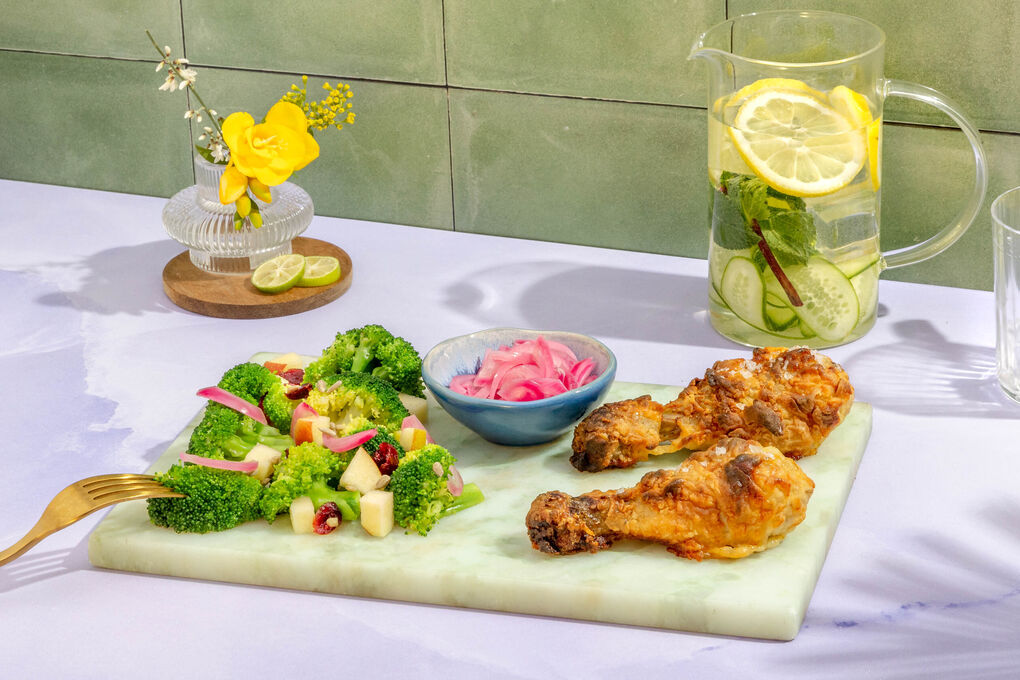 Special: Drumsticks „Fried Chicken“-Style mit Brokkoli und eingelegten Zwiebeln
