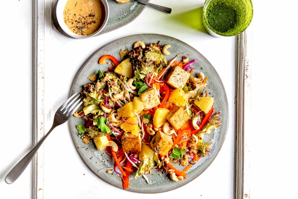 Fruchtiger Thai-Salat mit Tofu und buntem Ananas-Cashew-Gemüse