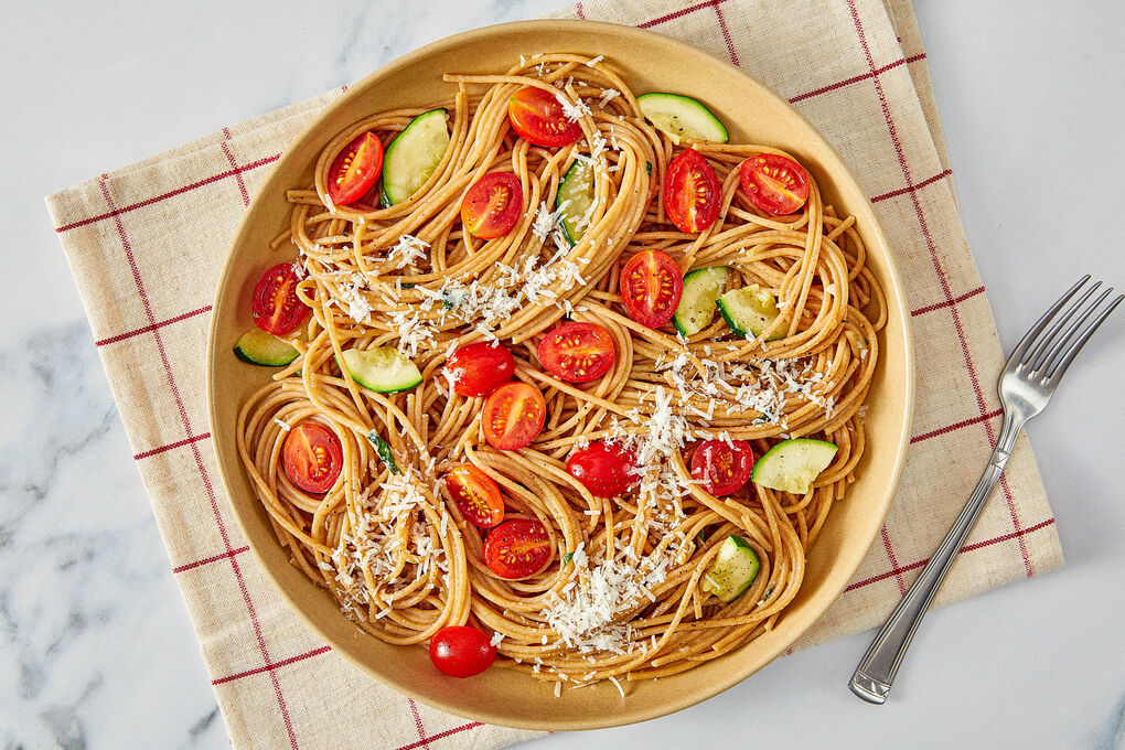 <650kcal: Vollkornspaghetti mit Zucchini und frischem Kirschtomatensalat