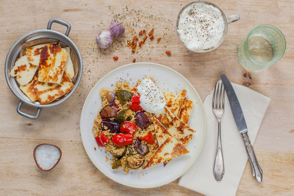 Hirsesalat mit mediterran geröstetem Gemüse und Halloumi