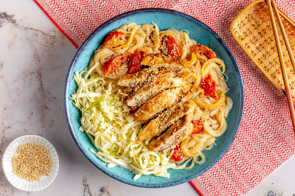 Hähnchen in Kokosmilch gegart mit Glasnudeln und knackigem Krautsalat
