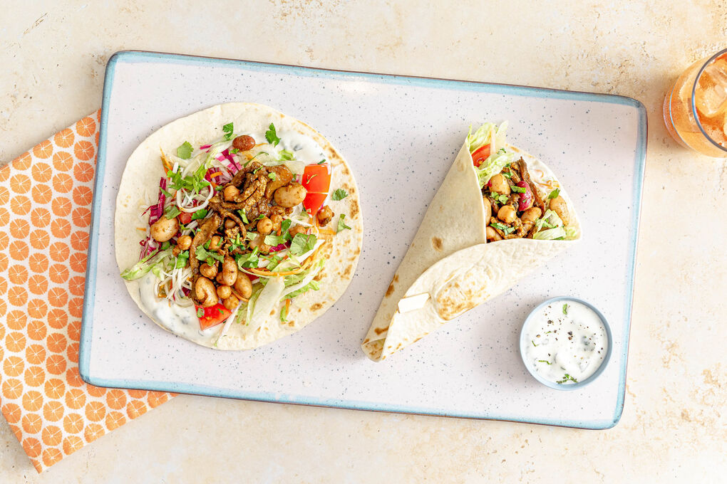 Bohnen-Wraps mit Schawarma-Pilzen mit gemischtem Salat und Minzjoghurt