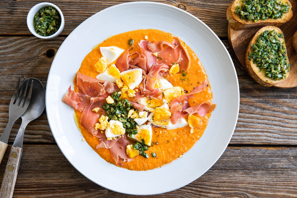 Special <650kcal: Salmorejo mit Serrano & Ei dazu Crostini mit Olivencreme