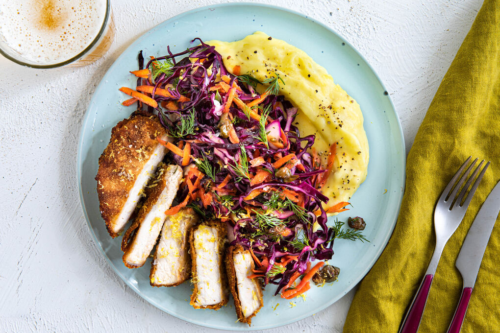 Special Low Carb: Gebackenes Schnitzel mit Selleriepüree und Rotkohlsalat