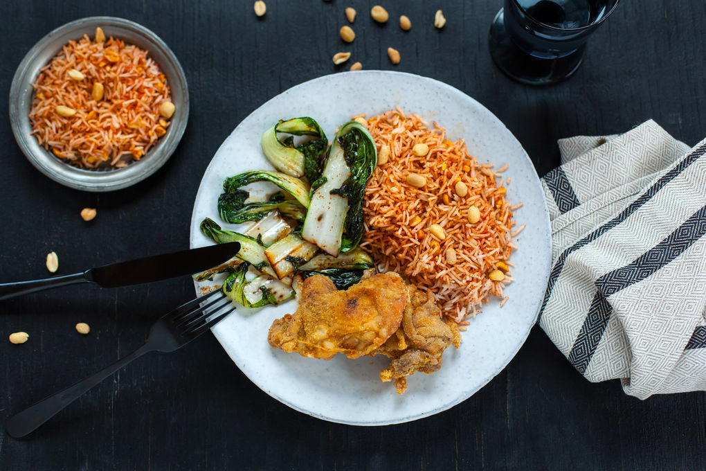 Knusprig gebackenes Huhn mit Pak Choi und Curry-Erdnussreis