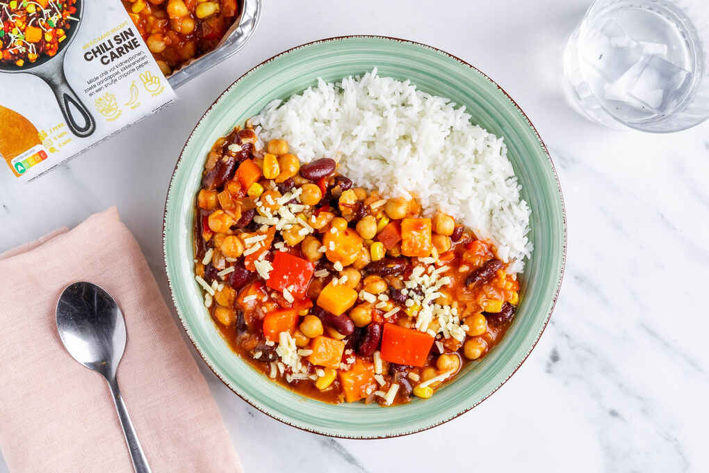 Extraschnell: Mildes Chili sin Carne mit Jasminreis und veganem Reibe-Topping