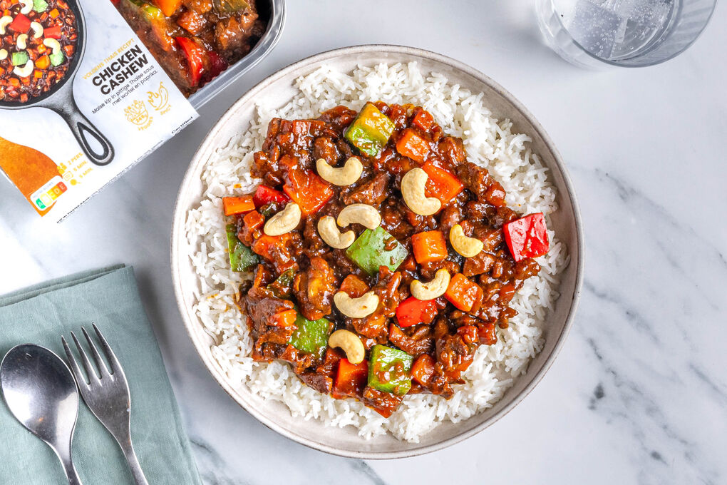 Extraschnell: Thai-Curry mit Hähnchen serviert mit Jasminreis und Cashews