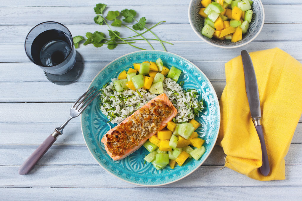 Knuspriger Erdnuss-Lachs auf Koriander-Reis und Mango-Gurken-Gemüs