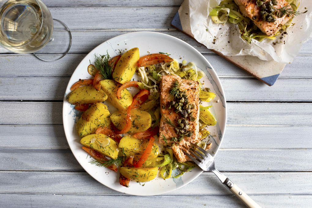 Lachs-Päckchen mit Kapern und Lauch, dazu Tomaten-Kartoffeln