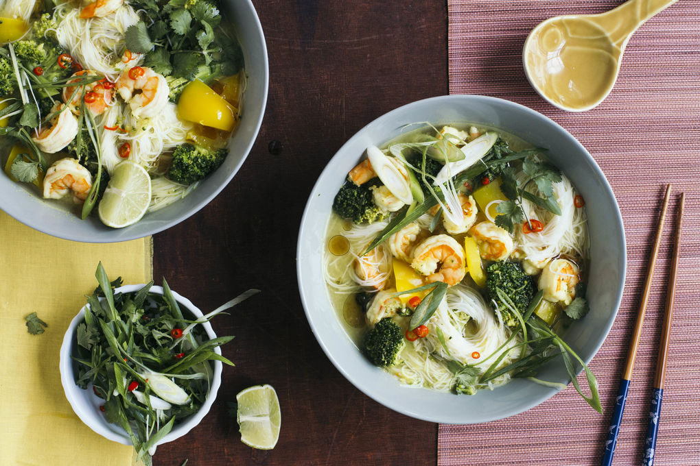 Asiatische Garnelen-Miso-Suppe mit Glasnudeln und Gemüse