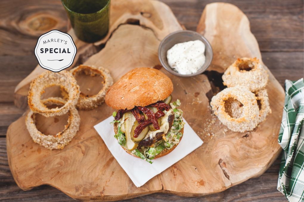 Pilz-Burger mit getrockneten Tomaten und Onionrings