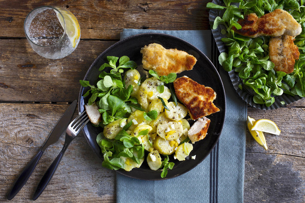Zarte Hähnchenschnitzel dazu Kartoffelsalat mit Ei