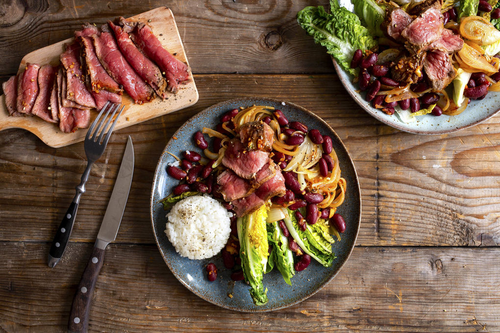 Koreanisches Rindersteak an Bohnen, Reis und gebratenem Salat