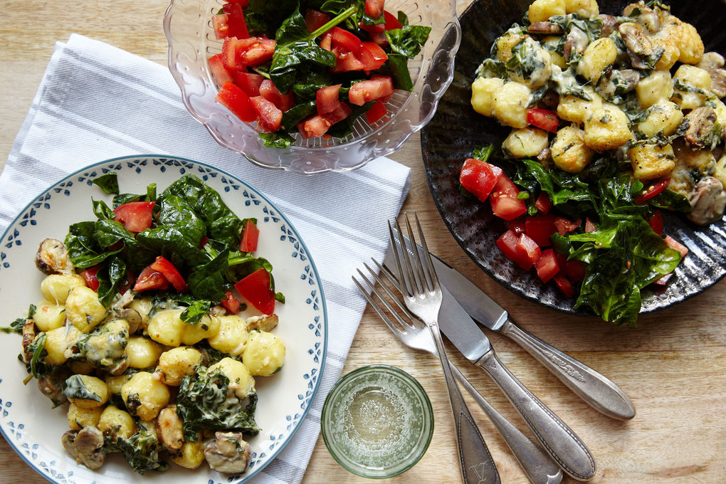 Gnocchi-Champignon-Auflauf mit Spinat-Tomaten-Salat