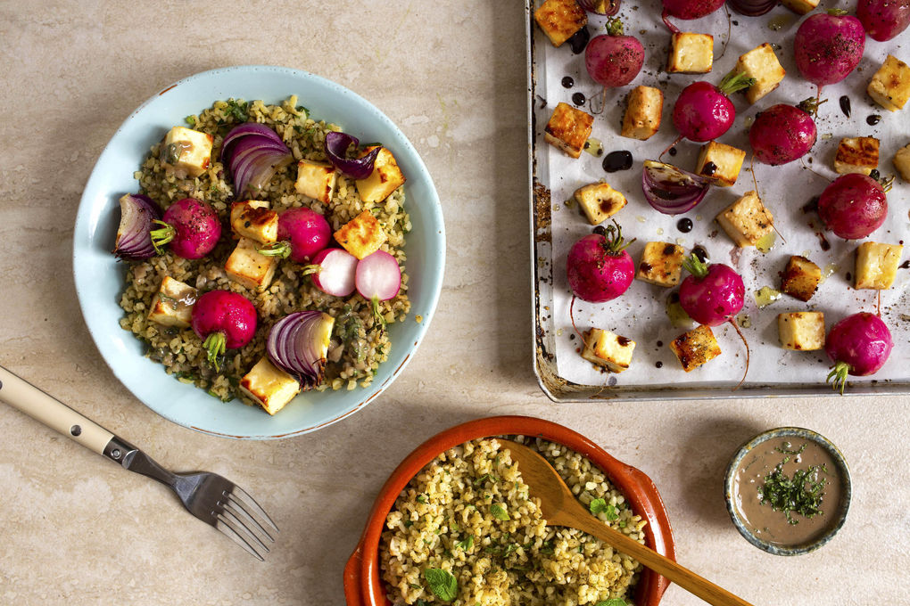 Ofenradieschen mit Halloumi dazu Bulgur und Tahini-Minze-Sauce