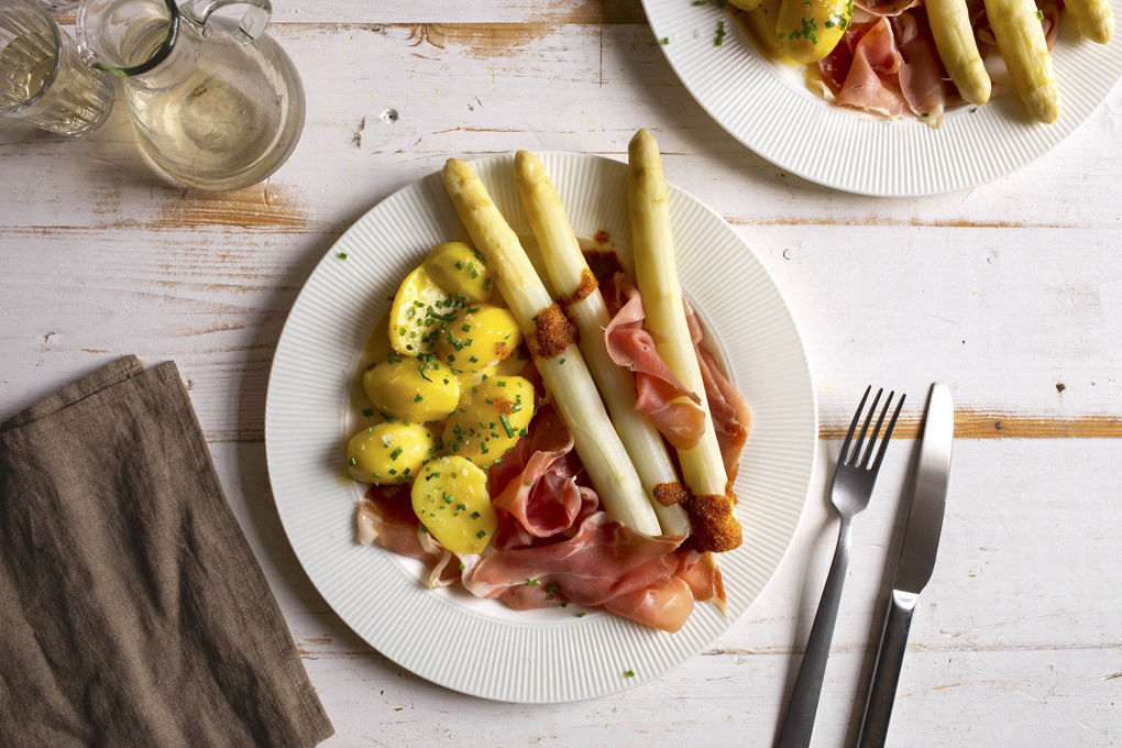 Spargel mit Serranoschinken und Kartoffeln mit buttrigen Bröseln
