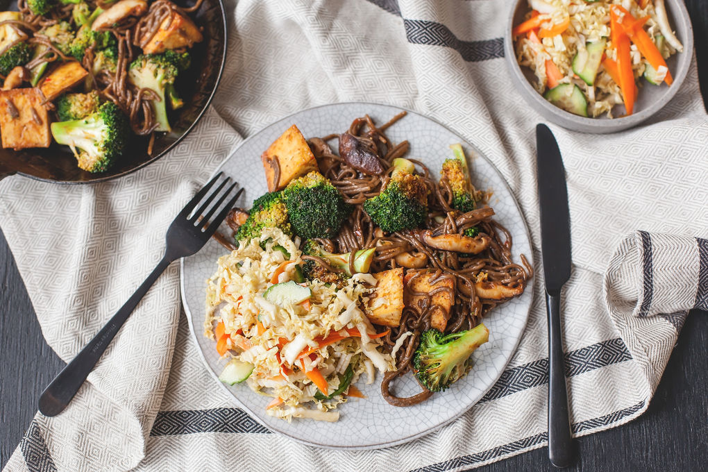 Asiatisch marinierter Tofu mit Gemüsenudeln und chinesischem Colesla