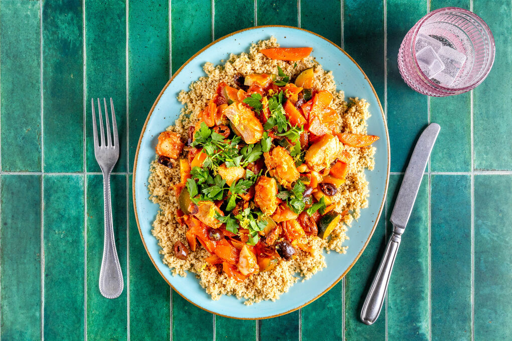 <650kcal: Seelachs in Tomaten-Oliven-Sauce mit Zucchini und Karotte auf Couscous