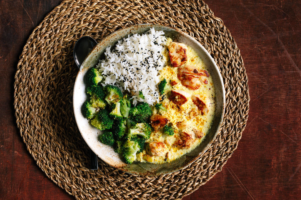 Fruchtiges Hähnchencurry mit Brokkoli und Basmati-Sesam-Reis