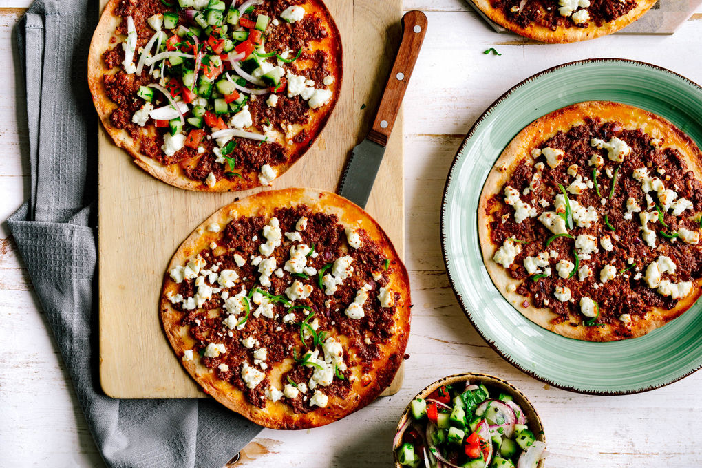 Türkische Hackfleisch-Pizza mit Feta und Tomaten-Gurken-Salat