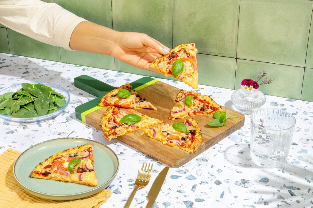 Special Low Carb: Blumenkohlreis-Pizza mit pikanter Tomatensauce, Oliven & Basilikum