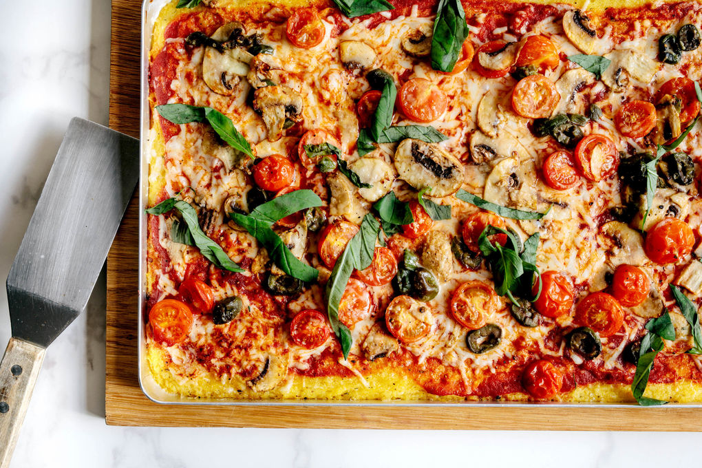 Champignon-Polenta-Pizza mit Oliven und frischem Basilikum