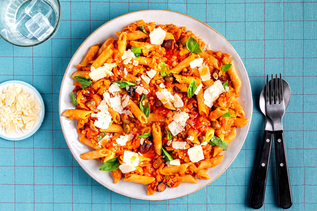 Vegetarische Linsen-Bolognese mit Kapern und Oliven