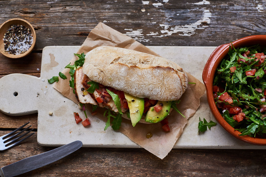 Knuspriges Hähnchensandwich mit Avocado und Tomatensalsa